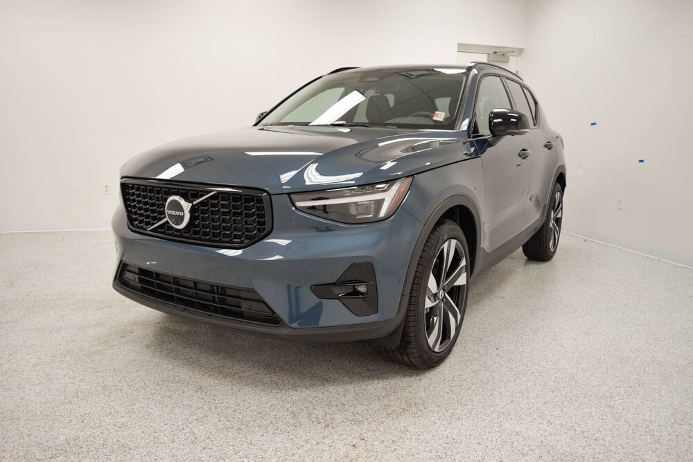 2026 Volvo XC40 photo 2