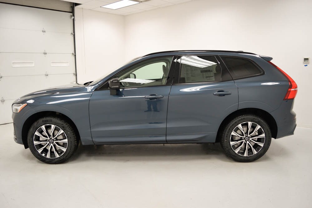 2025 Volvo XC60 B5 Core photo 3
