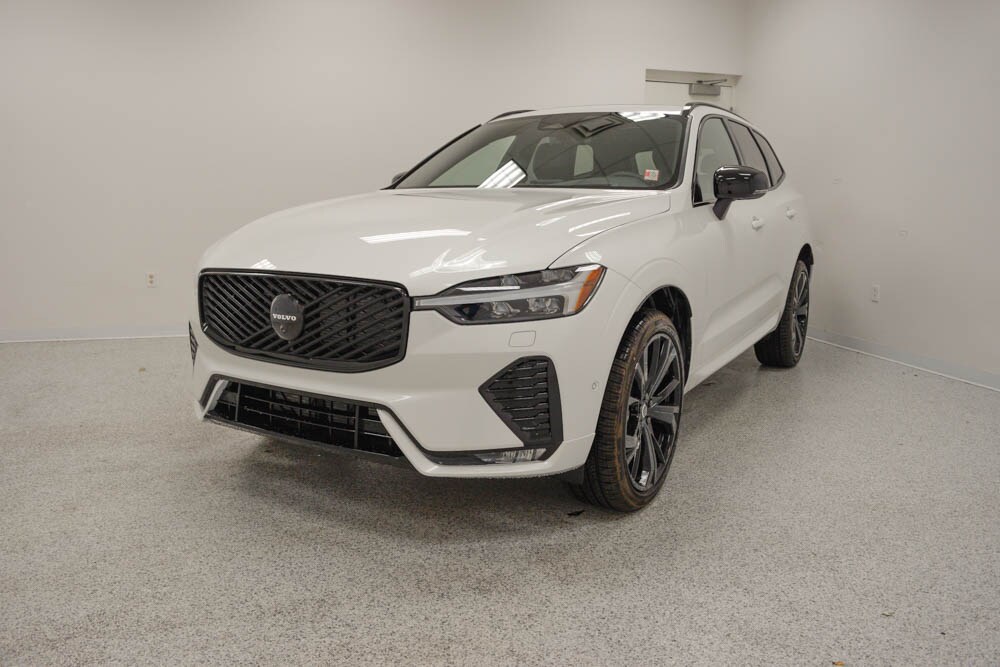 2026 Volvo XC60 B5 Black Edition photo 2