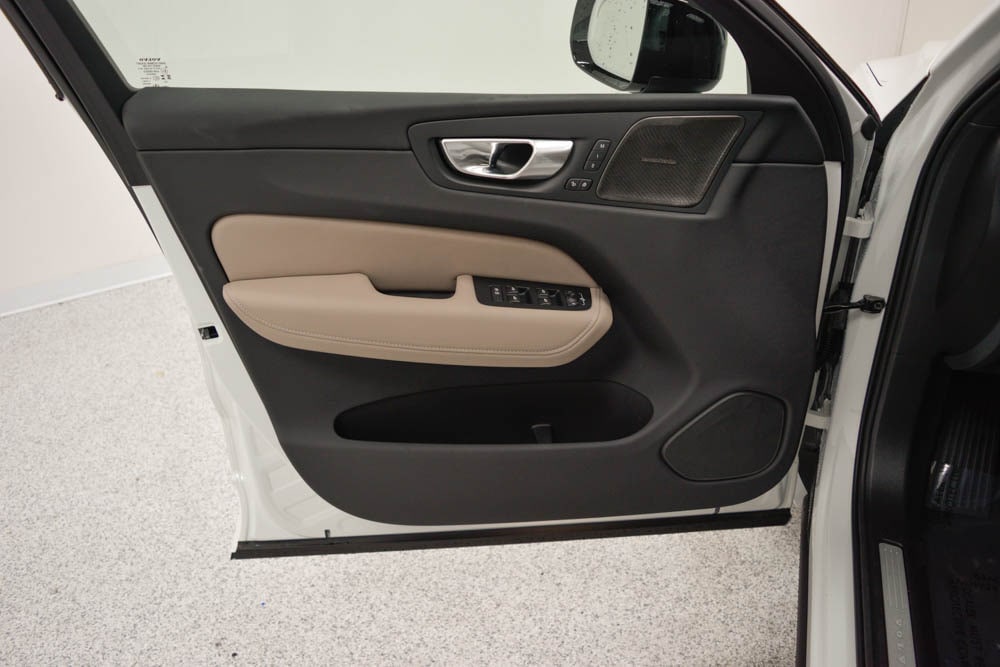 2026 Volvo XC60 Plus - Photo 8