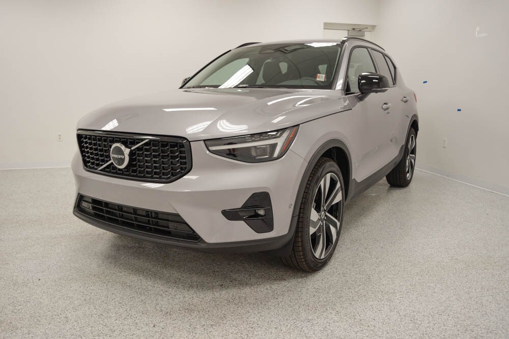 2026 Volvo XC40 photo 2
