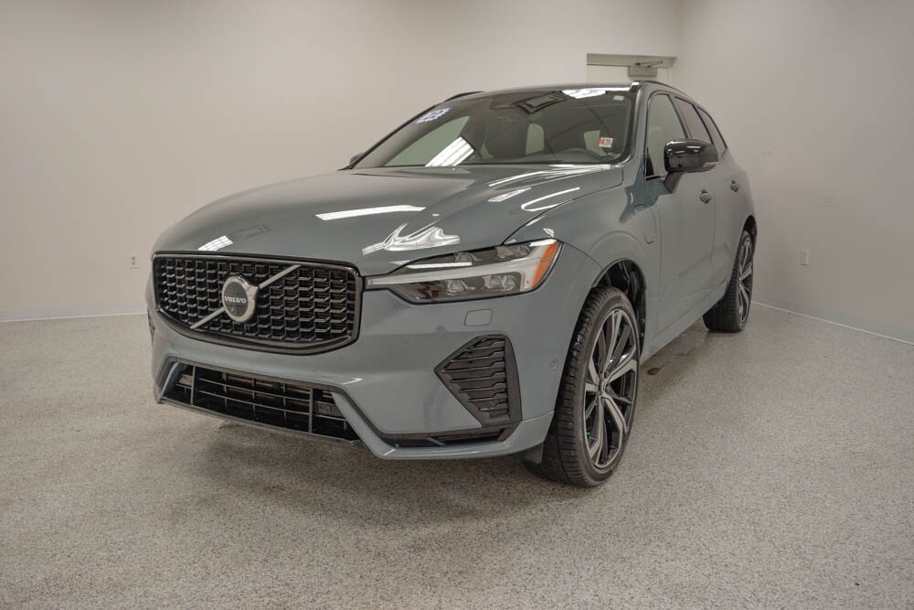2022 Volvo XC60 Recharge Hybrid R-Design photo 3