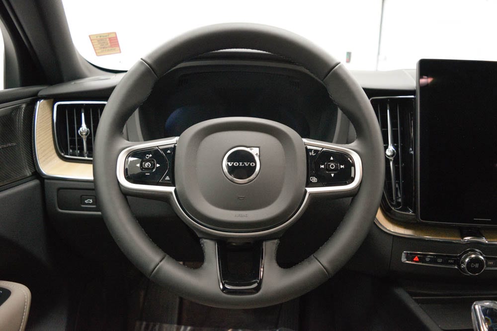 2026 Volvo XC60 Plus - Photo 13