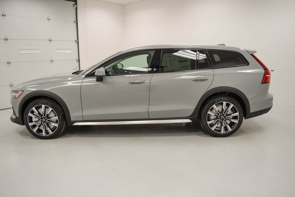 2025 Volvo V60 Cross Country B5 photo 4