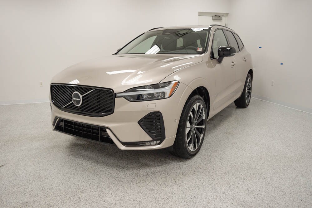 2026 Volvo XC60 B5 Plus photo 3