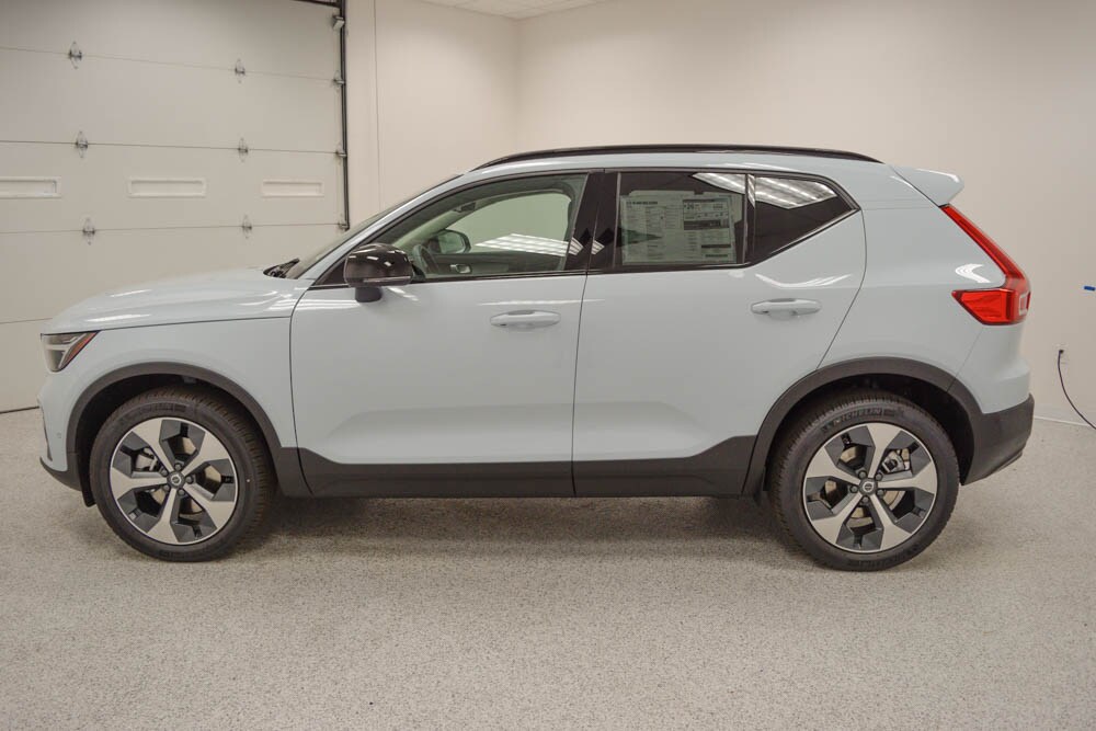 2026 Volvo XC40 Plus photo 4