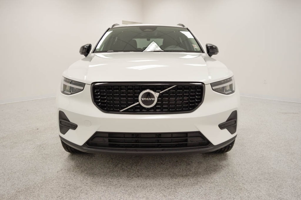 Used 2026 Volvo XC40 B5 Core SUV