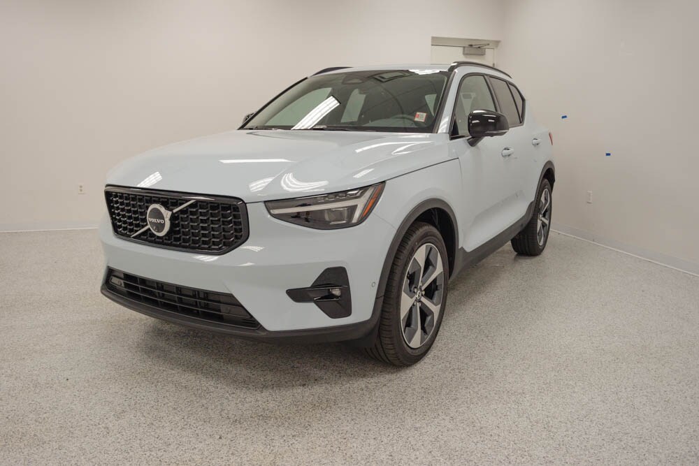2026 Volvo XC40 Plus photo 2
