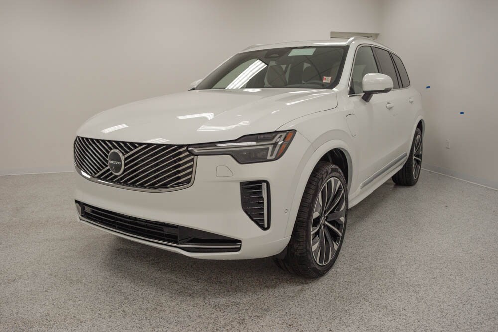 2026 Volvo XC90 T8 Plus photo 2