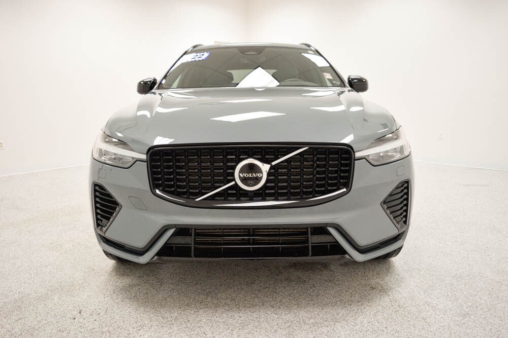 2022 Volvo XC60 Recharge Hybrid R-Design photo 2