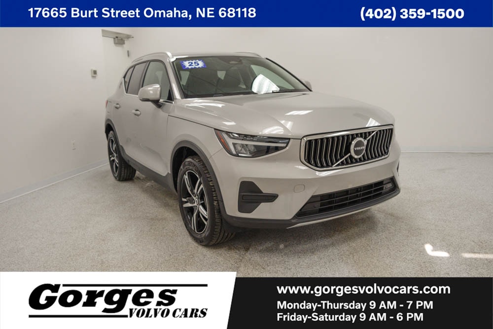 2025 Volvo XC40 Core's photo