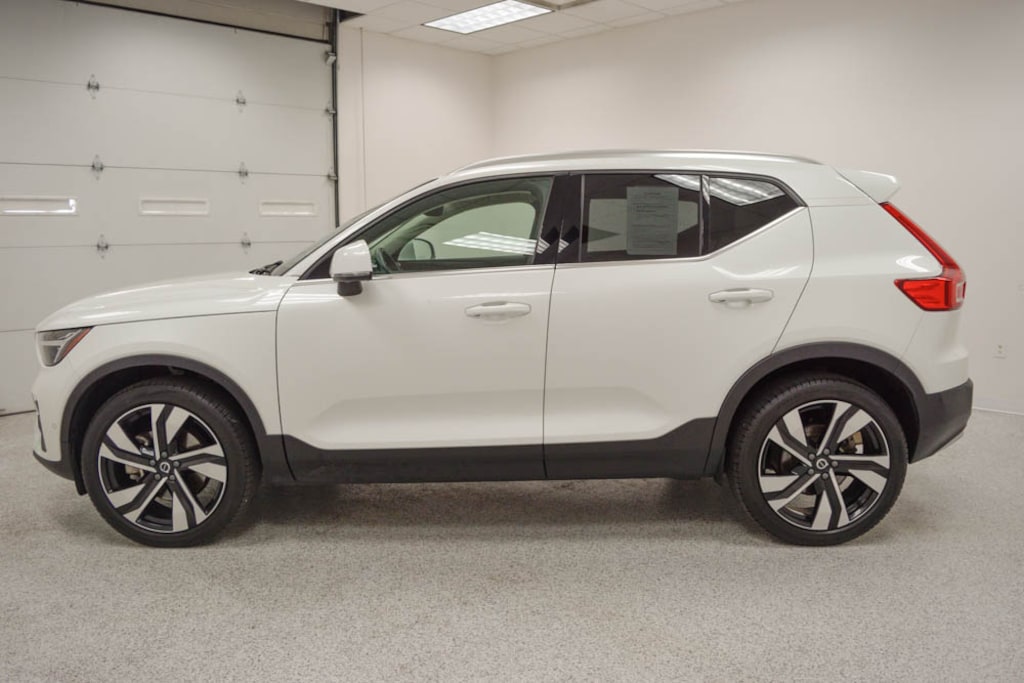 Certified 2023 Volvo XC40 B5 AWD Ultimate Bright SUV