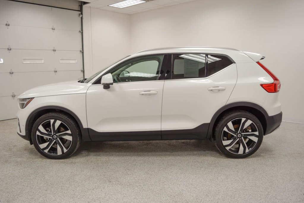 Used 2023 Volvo XC40 B5 AWD Ultimate Bright SUV