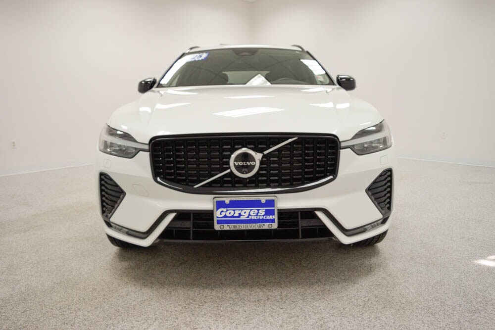 2025 Volvo XC60 B5 Plus photo 2
