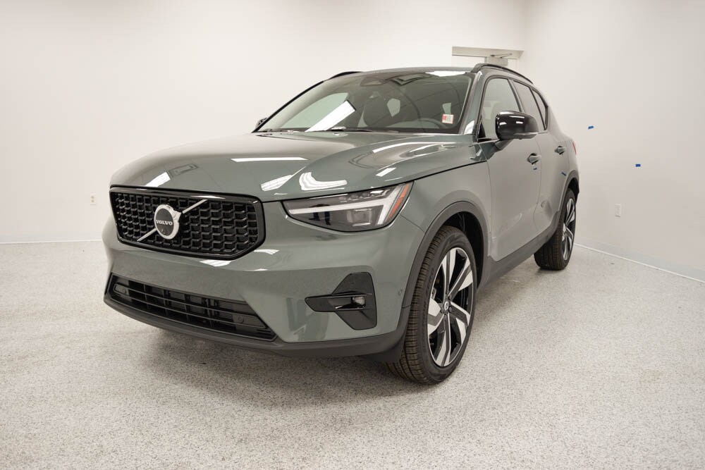 2026 Volvo XC40 photo 2