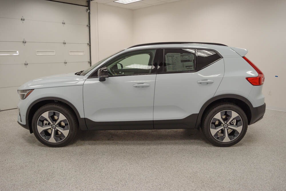2026 Volvo XC40 Plus photo 3