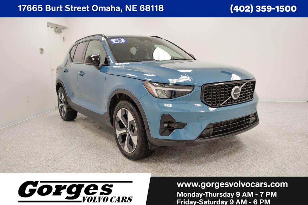 2025 Volvo XC40 B5 Plus Dark AWD's photo