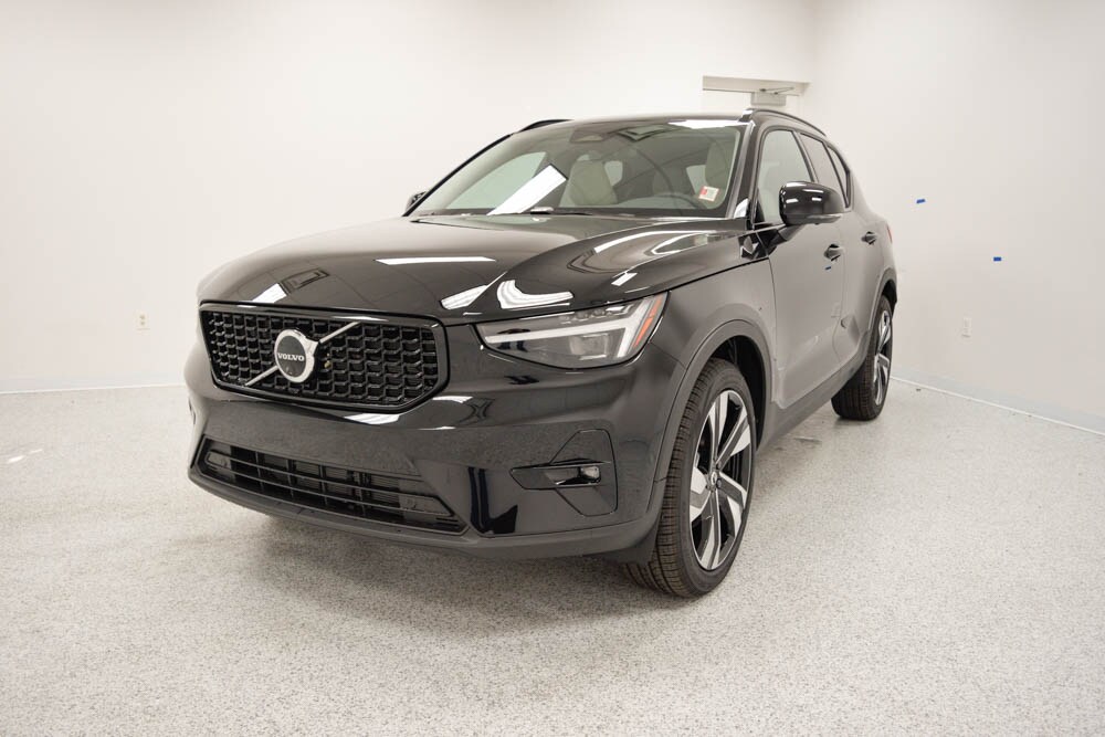 2026 Volvo XC40 photo 2