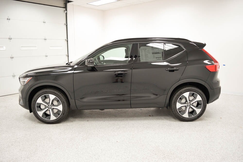 2026 Volvo XC40 Plus photo 3