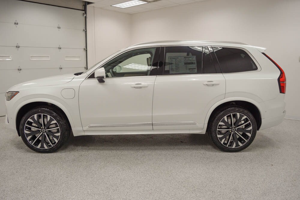 2026 Volvo XC90 T8 Plus photo 3