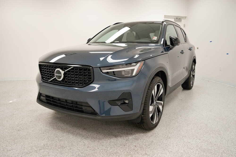 2026 Volvo XC40 Plus photo 3