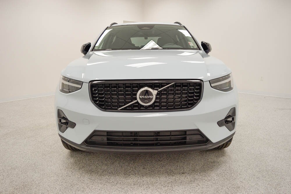 2026 Volvo XC40 Plus photo 2