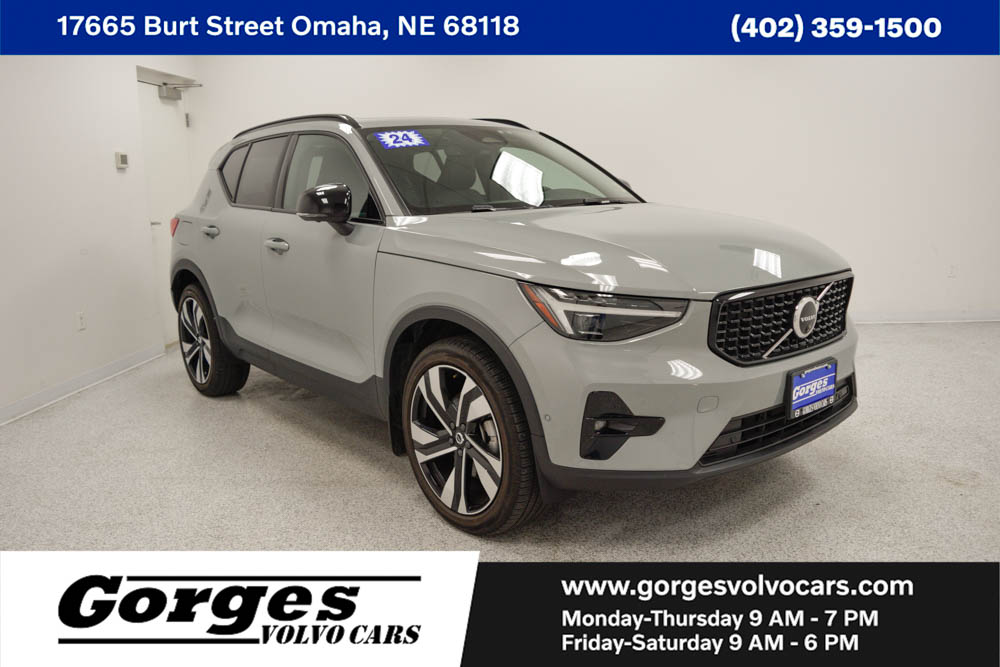 2024 Volvo XC40 B5 Ultimate Dark SUV