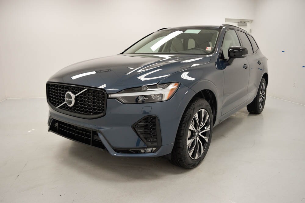 2025 Volvo XC60 B5 Core photo 2