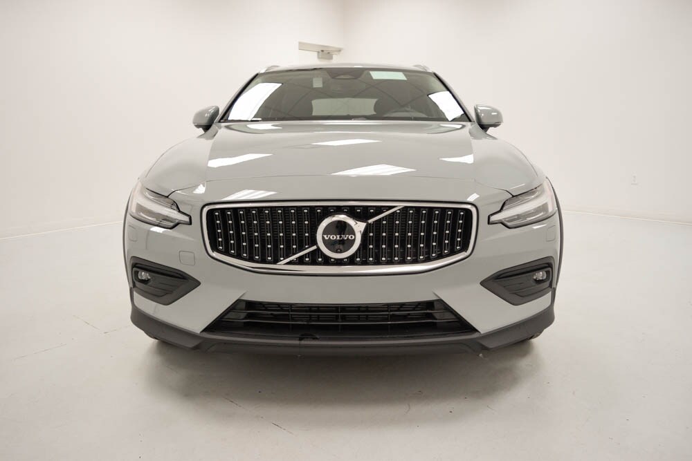 2025 Volvo V60 Cross Country B5 photo 2