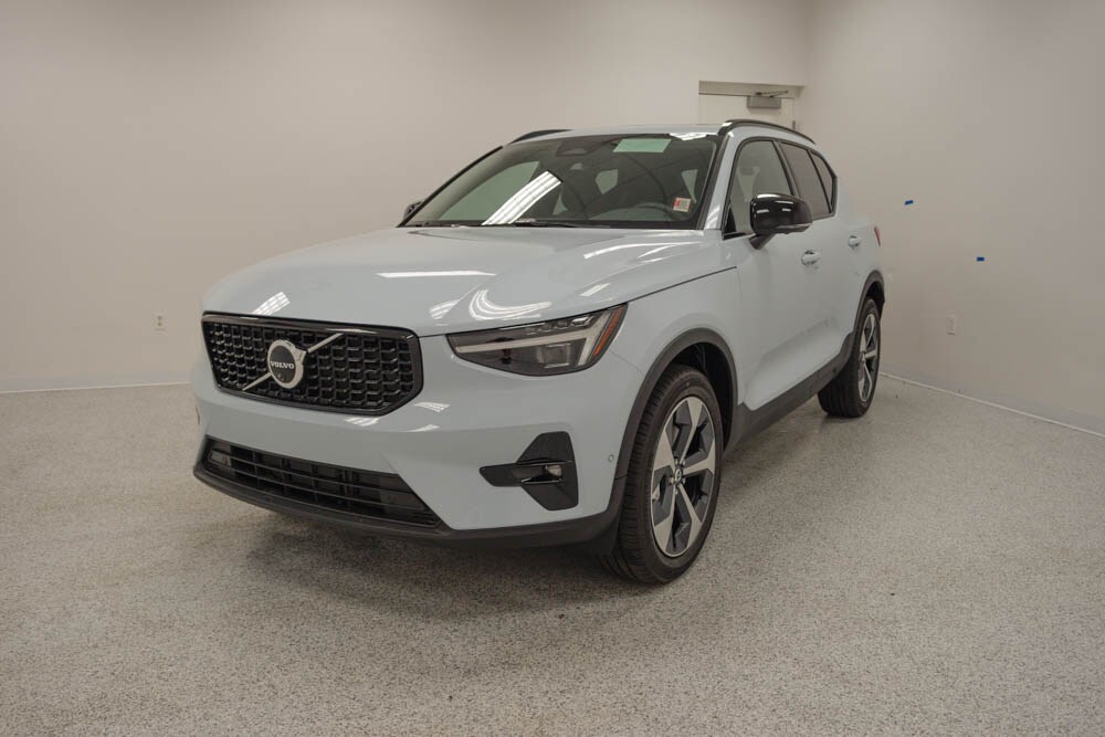 2026 Volvo XC40 Plus photo 2