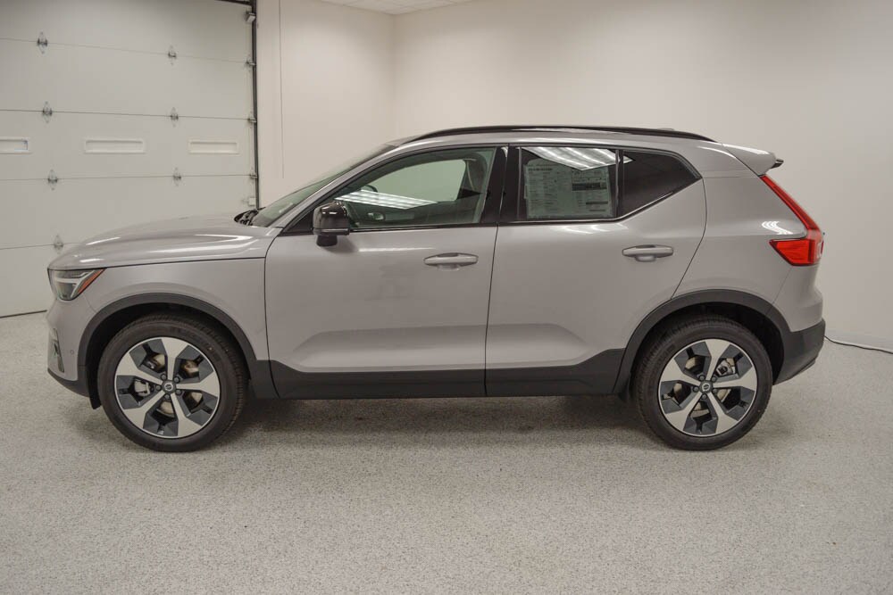 2026 Volvo XC40 Plus photo 4