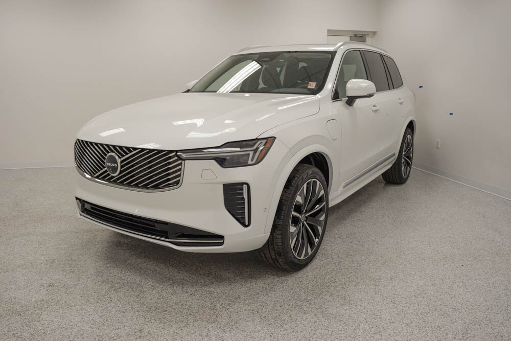 2025 Volvo XC90 T8 Plus photo 2