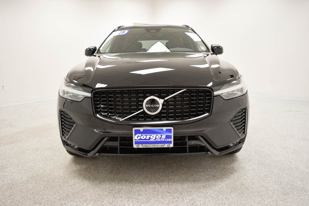 2025 Volvo XC60 B5 Plus photo 2