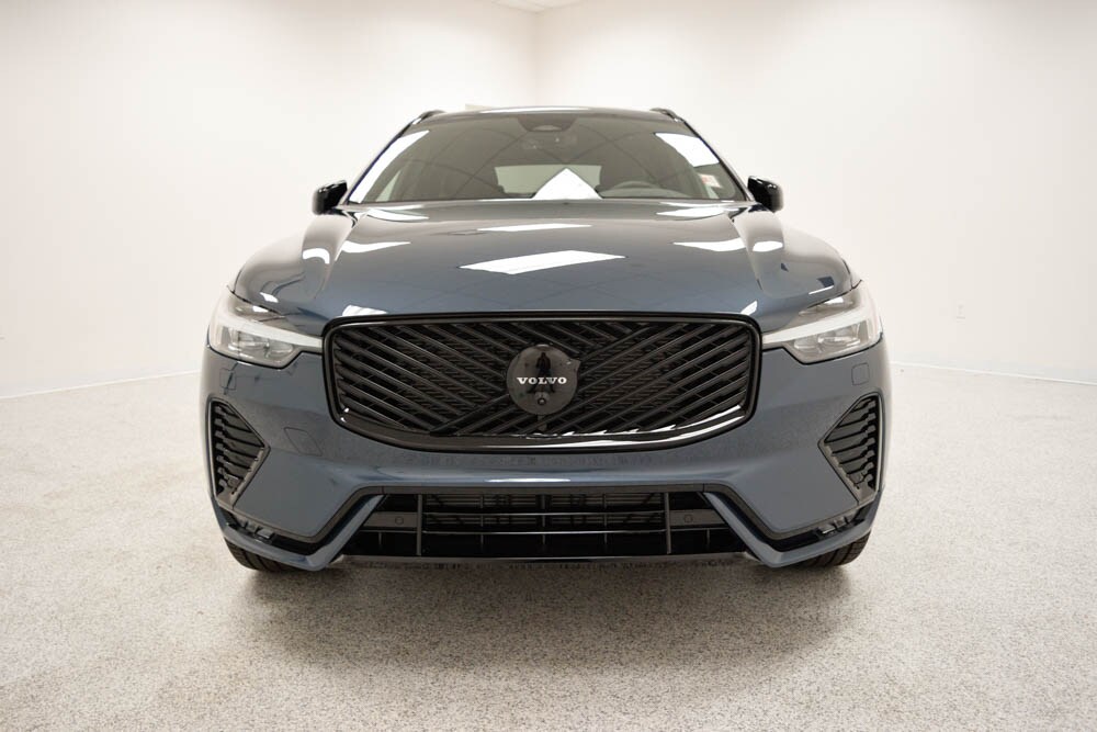 2026 Volvo XC60 B5 Black Edition photo 2