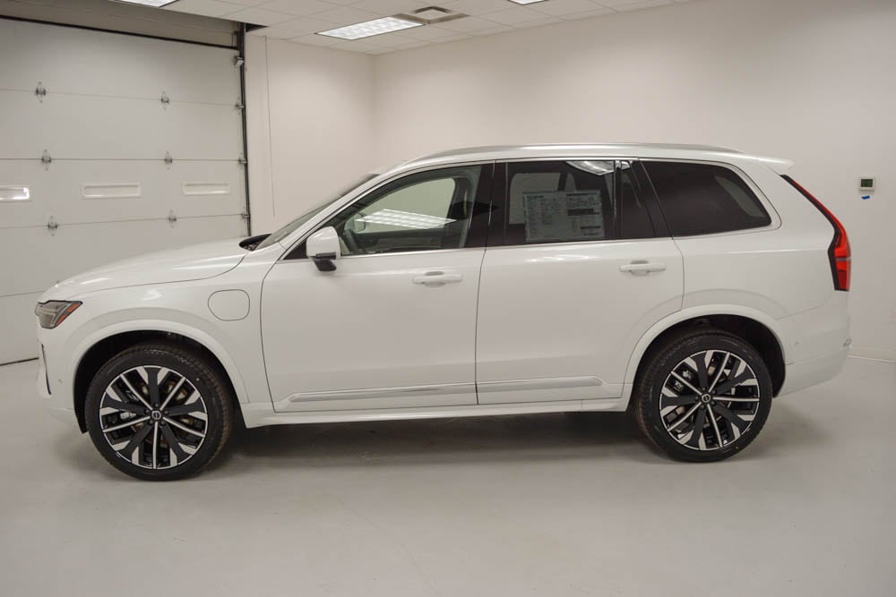 2025 Volvo XC90 T8 photo 4