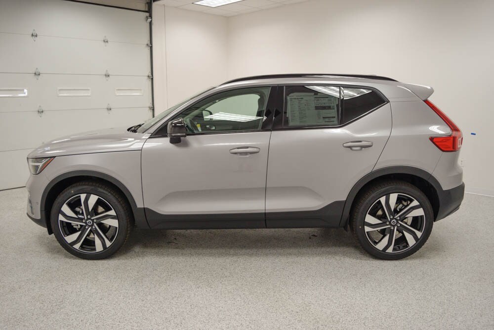 2026 Volvo XC40 photo 3