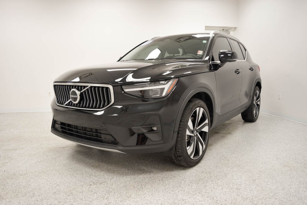 Used 2023 Volvo XC40 B5 AWD Ultimate Bright SUV