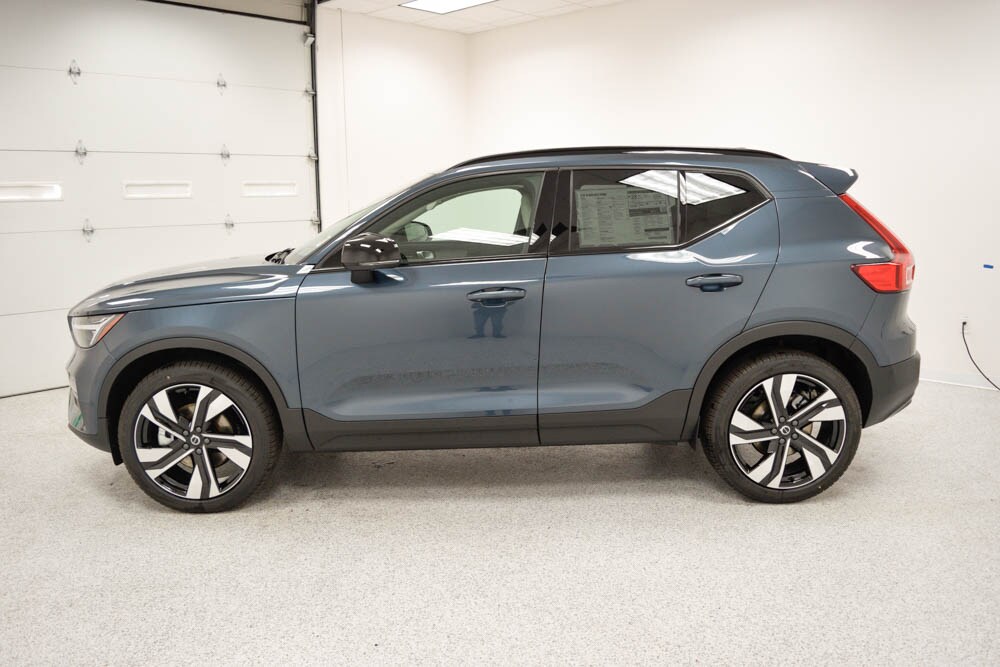 2026 Volvo XC40 Plus photo 4