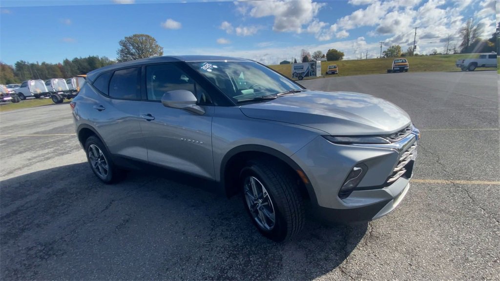 2025 Chevrolet Blazer 2LT photo 2