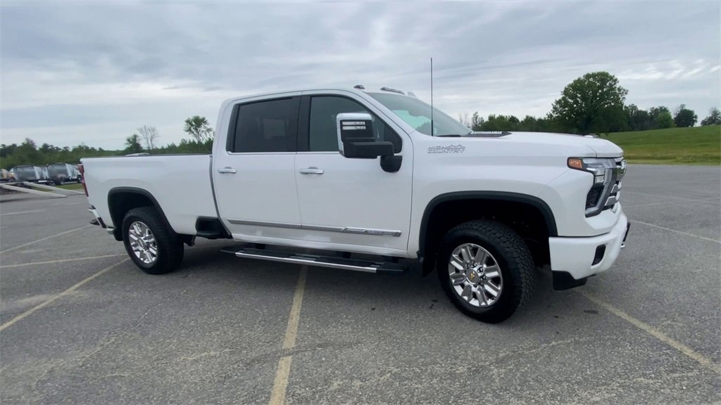 2025 Chevrolet Silverado 3500HD High Country photo 2