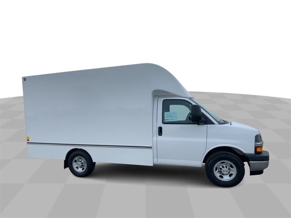 2024 Chevrolet Express Cutaway 3500 photo 2