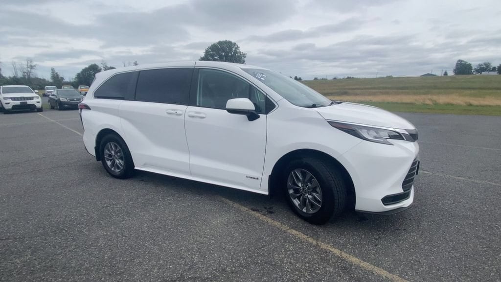 Used 2021 Toyota Sienna LE Minivan