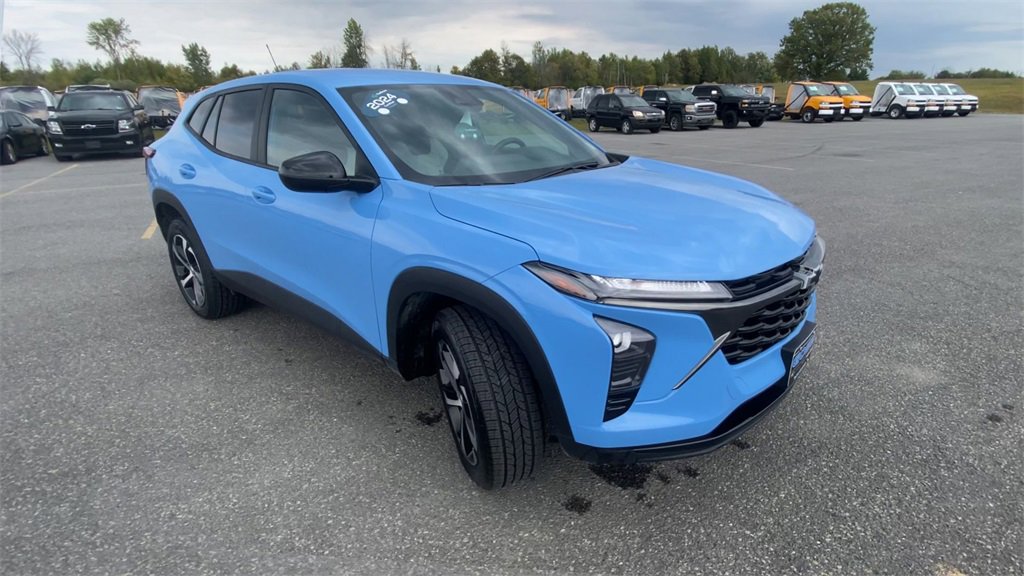 2024 Chevrolet Trax photo 2