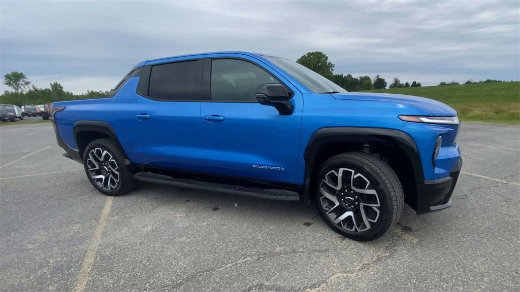 2025 Chevrolet Silverado EV RST photo 2