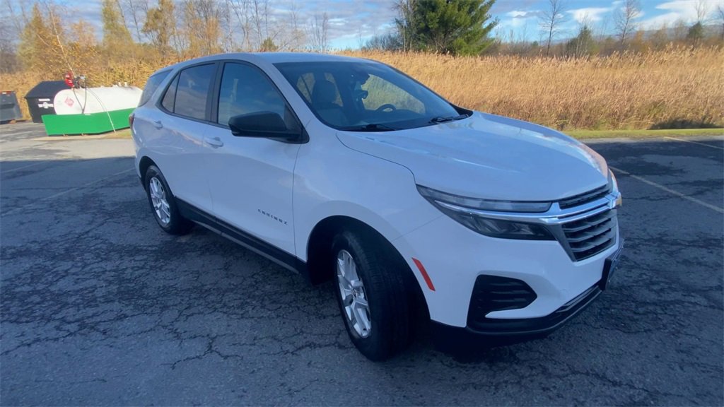 2022 Chevrolet Equinox LS photo 2