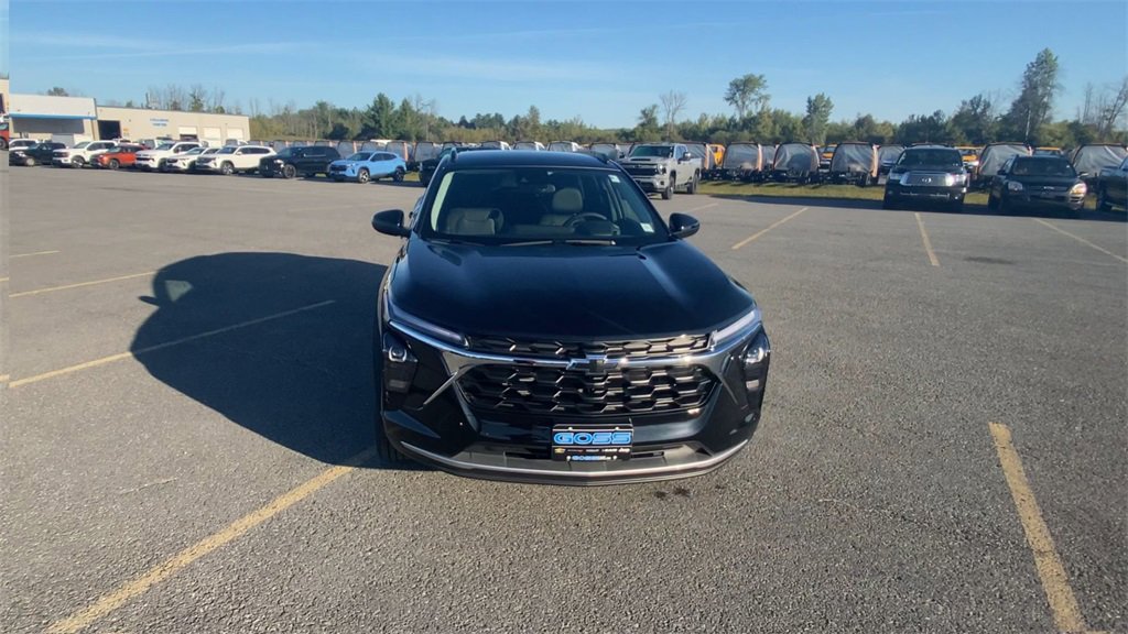 2025 Chevrolet Trax LT photo 3