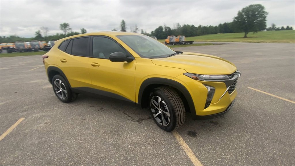 2025 Chevrolet Trax photo 2