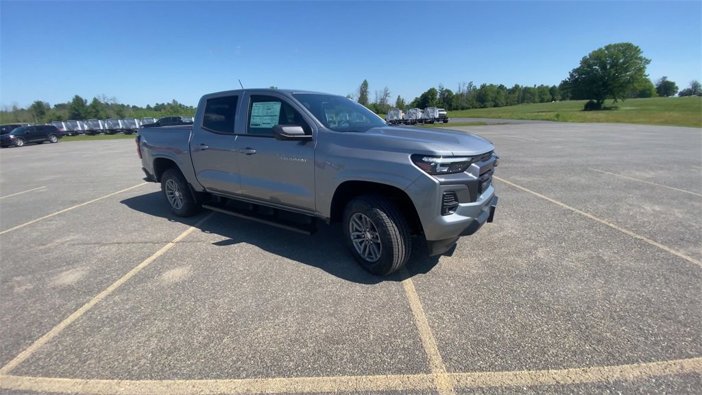 2025 Chevrolet Colorado Work Truck LT photo 2