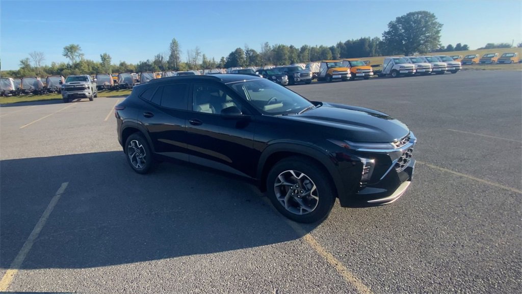 2025 Chevrolet Trax LT photo 2