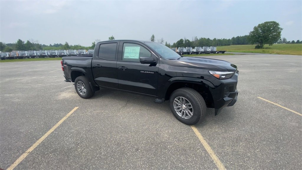 2025 Chevrolet Colorado Work Truck LT photo 2